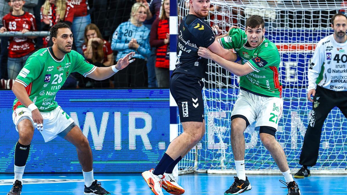 Matheus Francisco da Silva y Mario nevado defienden a Johannes Golla en el partido ante Flensburg en el Campushalle