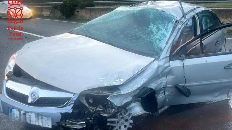 Investigado un conductor ebrio y drogado, con el carnet retirado, tras accidentarse en Urdiain circulando a gran velocidad