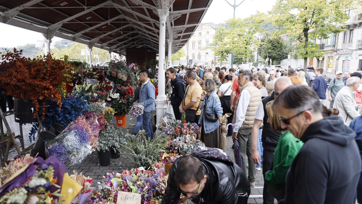 Decenas de personas se han acercado a ver y comprar al mercado de flores y plantas.