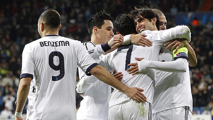 El centrocampista brasileño del Real Madrid Ricardo Izecson Dos Santos "Kaká" (d) celebra con sus compañeros un gol marcado. El centrocampista brasileño del Real Madrid Ricardo Izecson Dos Santos "Kaká" (d) celebra con sus compañeros un gol marcado.