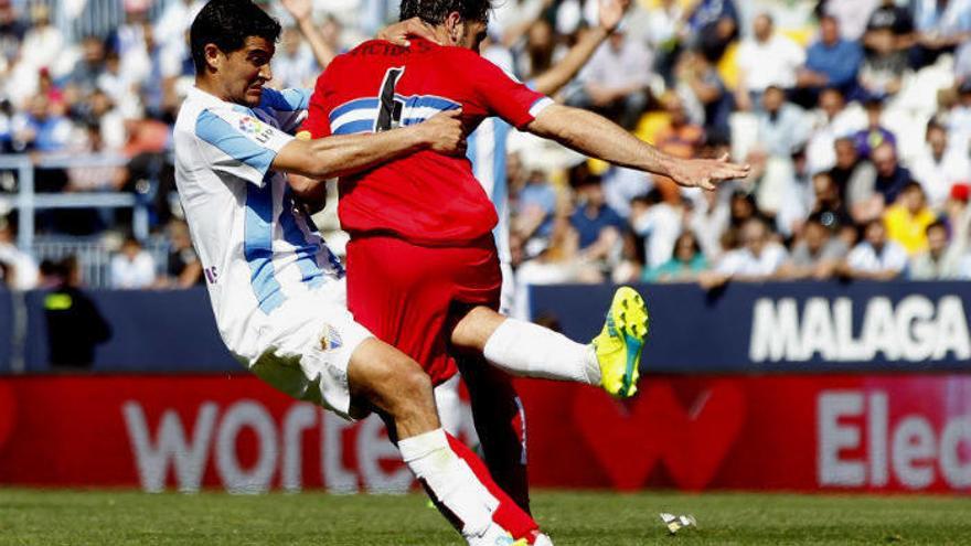 Chory Castro agarra a Víctor Sánchez.