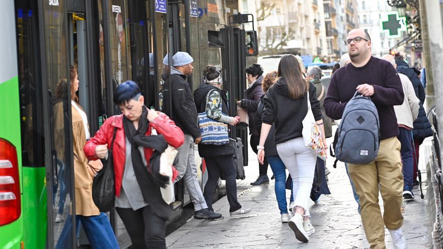 El nuevo curso escolar arrancará con viajes gratis para menores de 15 años y descuento del 40% al resto