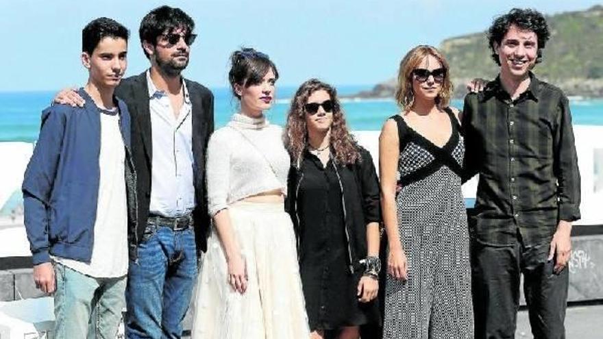 Jonás Trueba, a la derecha de la imagen, junto a los actores Pablo Hoyos, Francesco Carril, Itsaso Arana, Candela Recio y Aura Garrido.