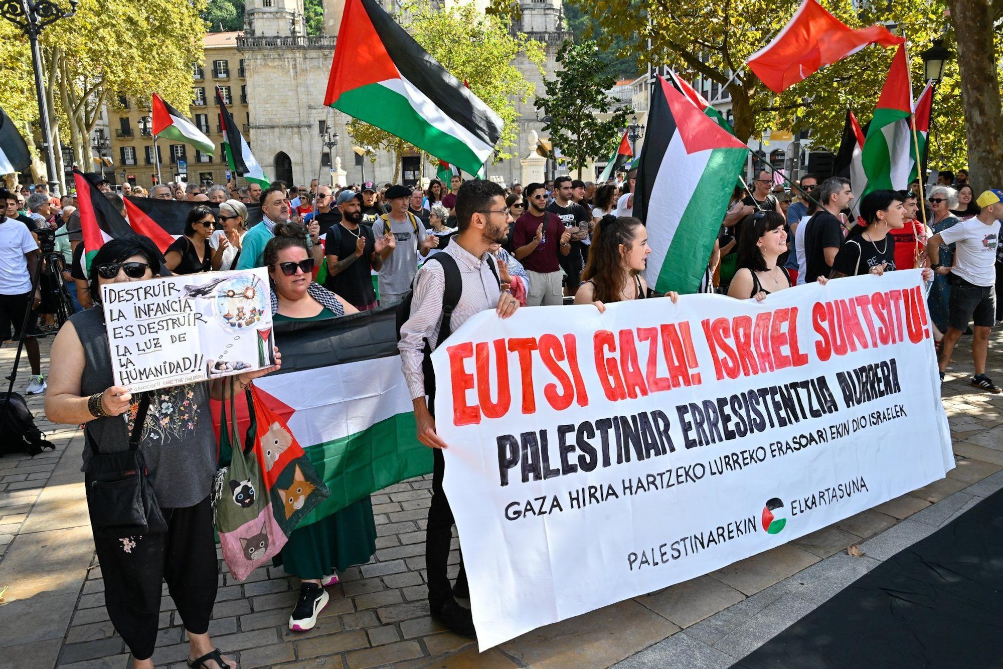 En imágenes: Más de 300 personas se concentran en El Arenal para denunciar el ataque terrestre sobre la ciudad de Gaza