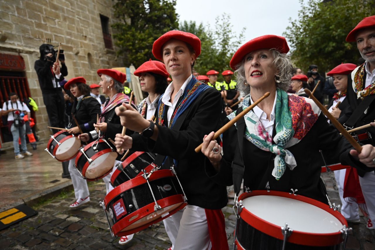 La compañía Jaizkibel desfila en Hondarribia