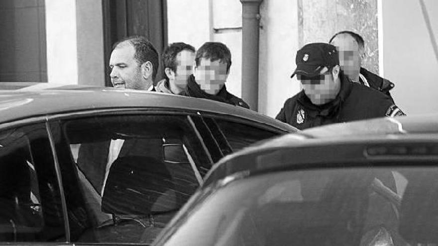 Peralta abandonó la sede policial unos momentos.