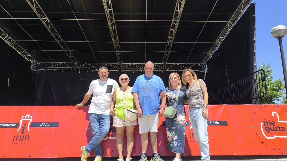 Una parte de los organizadores de las fiestas de El Pinar, con su presidente José Arias a la izquierda, y la vicepresidenta Joana Alzaga a la derecha. / Unai Macias Una parte de los organizadores de las fiestas de El Pinar, con su presidente José Arias a la izquierda, y la vicepresidenta Joana Alzaga a la derecha. / Unai Macias