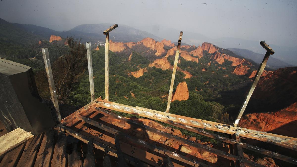 Vista de una paraje quemado desde del Mirador de Orellán, una de las infraestructuras afectadas por el incendio en Las Médulas.