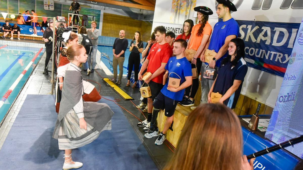 Torneo de Navidad de natación en el Polideportivo Majori de Ordizia.