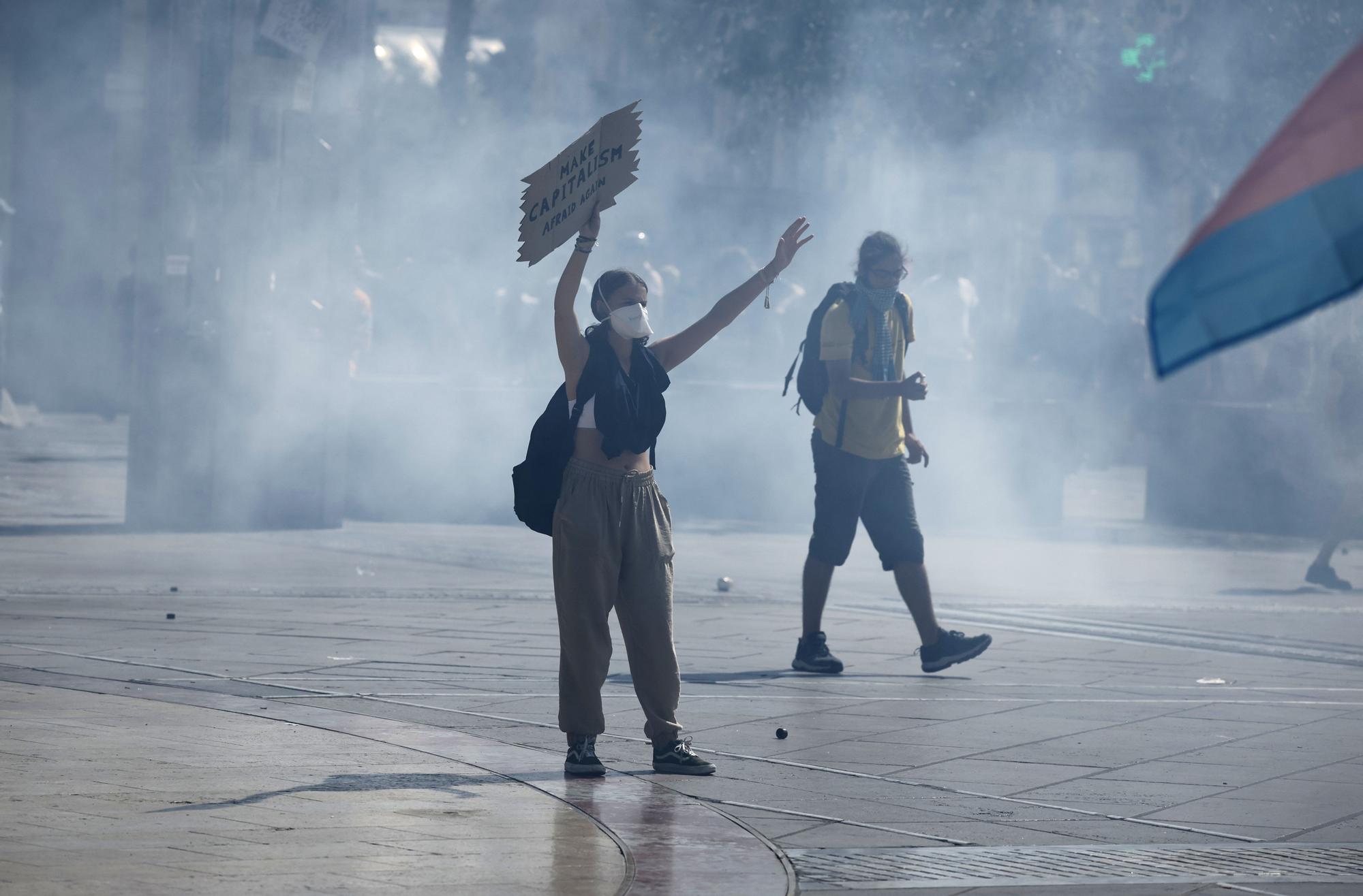 Casi 300 detenidos en una jornada de movilizaciones y bloqueos en Francia