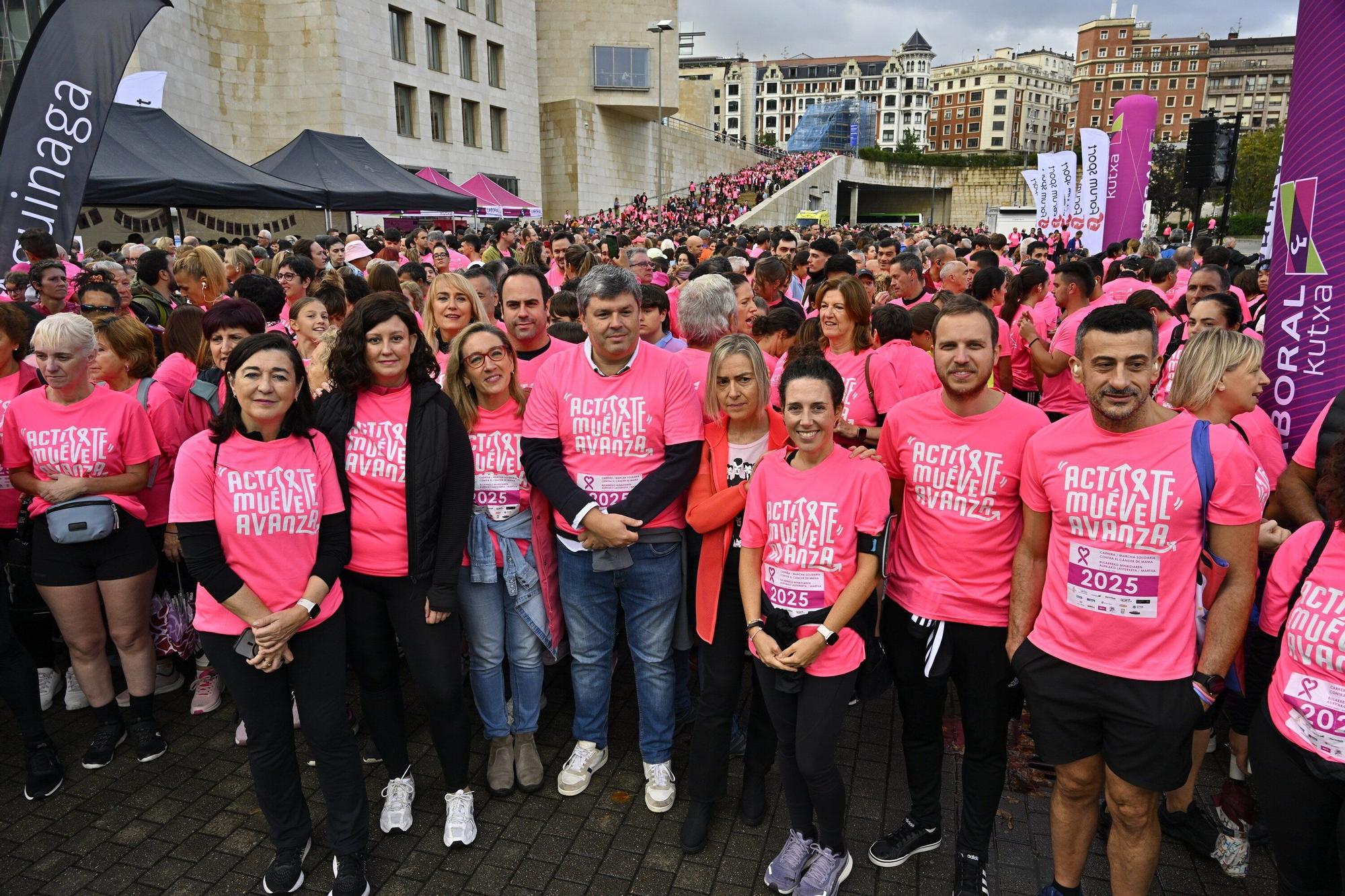 En imágenes: los paraguas tiñen la marea rosa de Bilbao