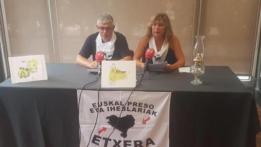 Los portavoces de Etxerat Urtzi Errazkin y Patricia Vélez.