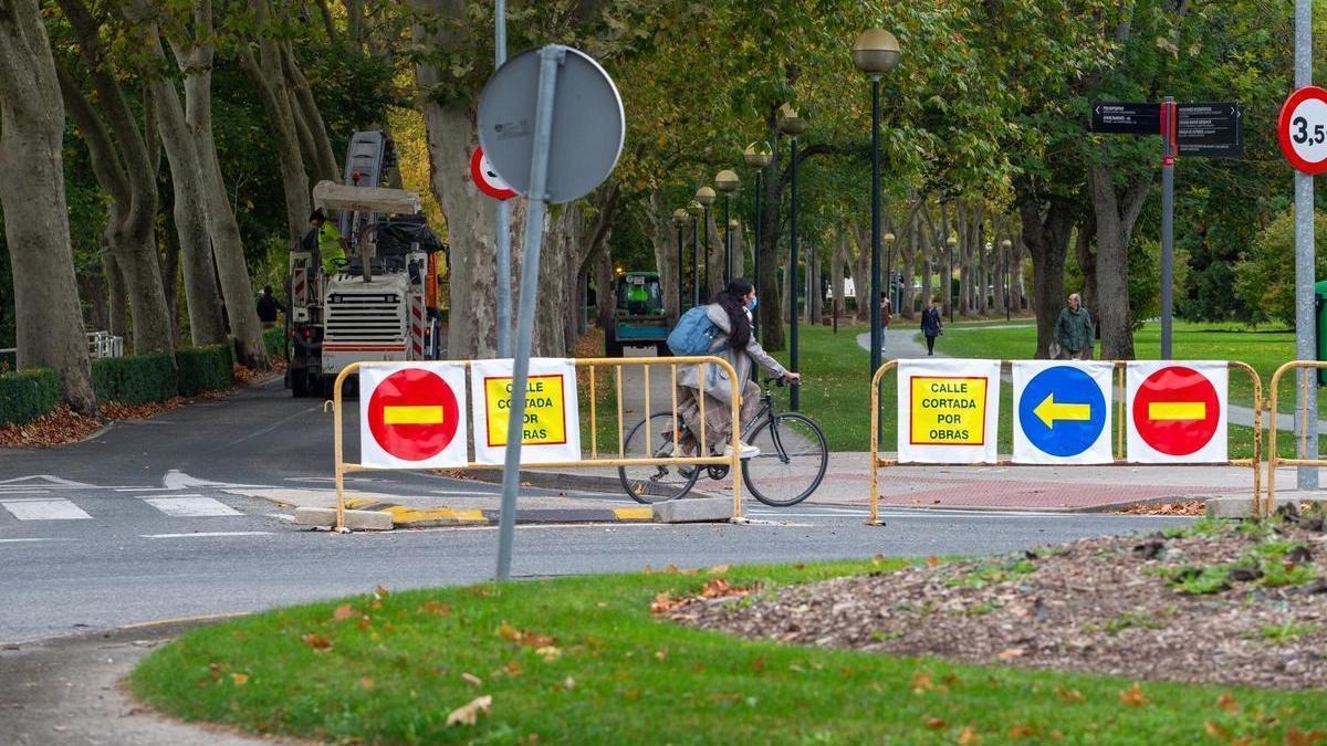 Obras en la carretera de la Universidad de Navarra.