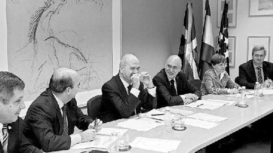 Chaves, Ares, Zabaleta y Aguirre, en la reunión de la Comisión Mixta de Transferencias celebrada ayer en Lehendakaritza.