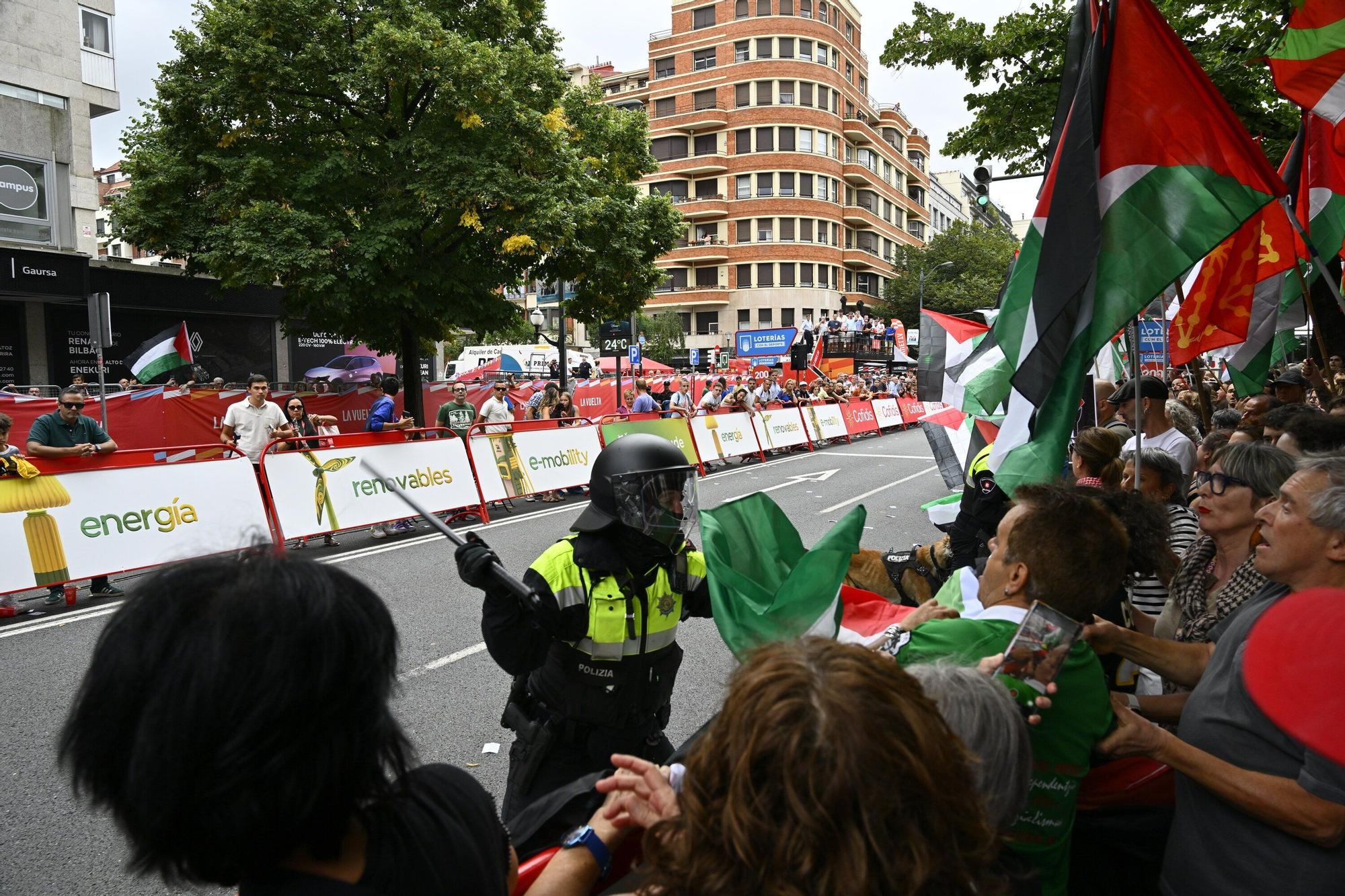 En imágenes: protesta contra el Israel al paso de la La Vuelta por Bilbao