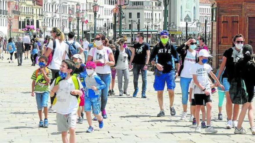 Varios grupos de turistas visitan el pasado domingo la plaza de San Marcos, en Venecia. Foto: Efe