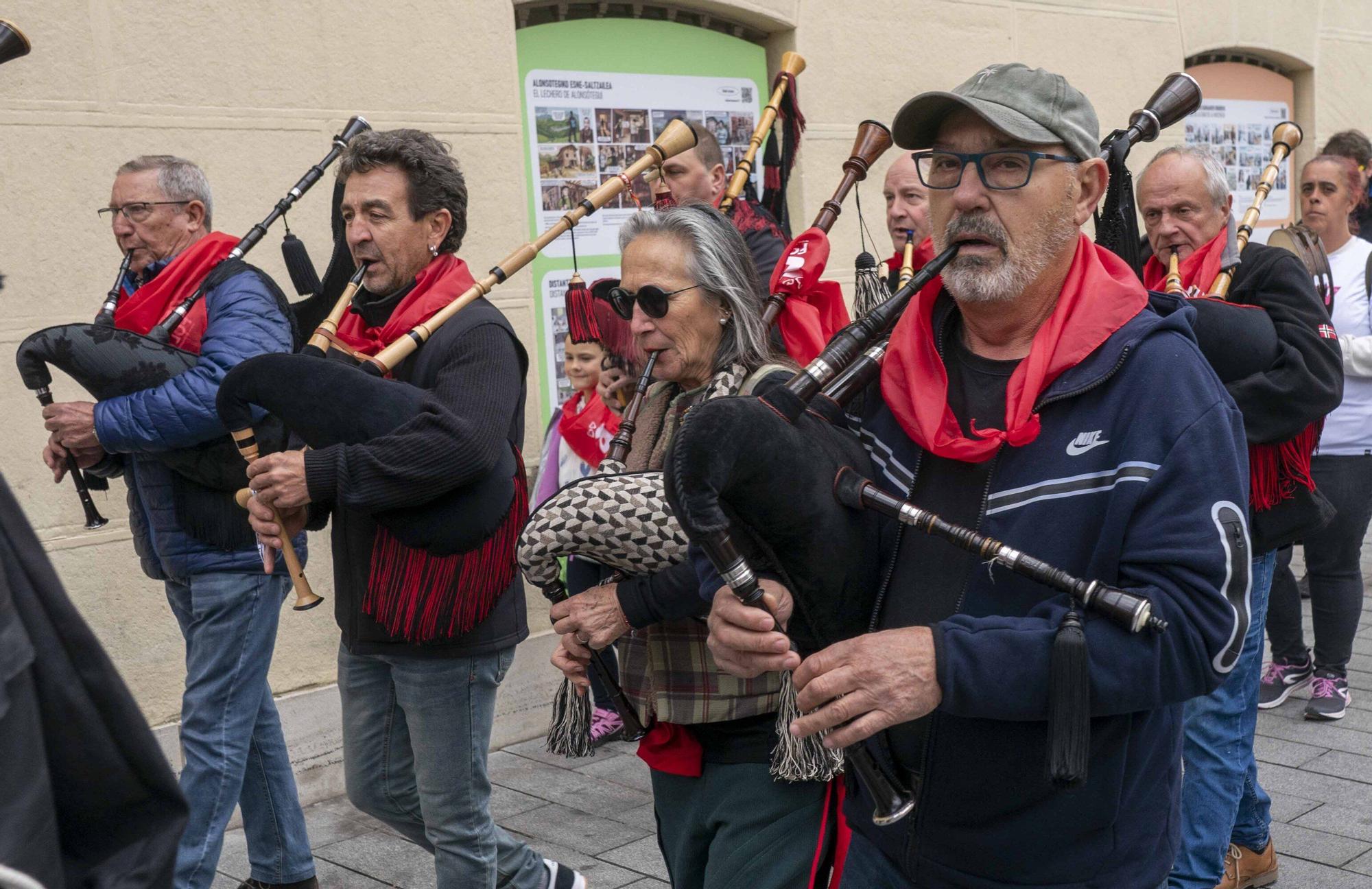 En imágenes: Kalejira por el centro de Vitoria del Aintzina Folk
