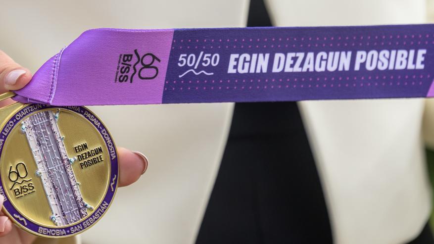 Imagen de uno de los lados de la medalla.