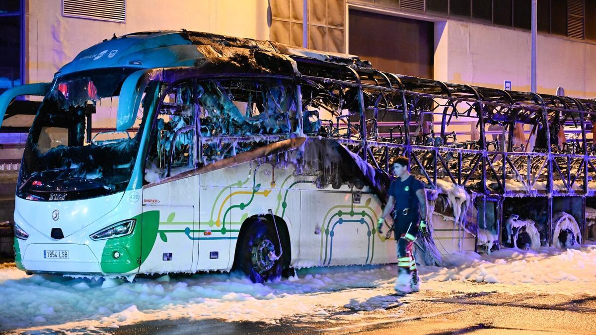 Un autobús de Lurraldebus que viajaba desde Donostia se incendia al entrar en Bilbao