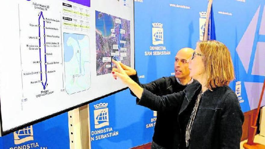 La concejala de Movilidad, Pilar Arana, y el director de Dbus, Igor González, observan en el mapa el recorrido de la línea 46.