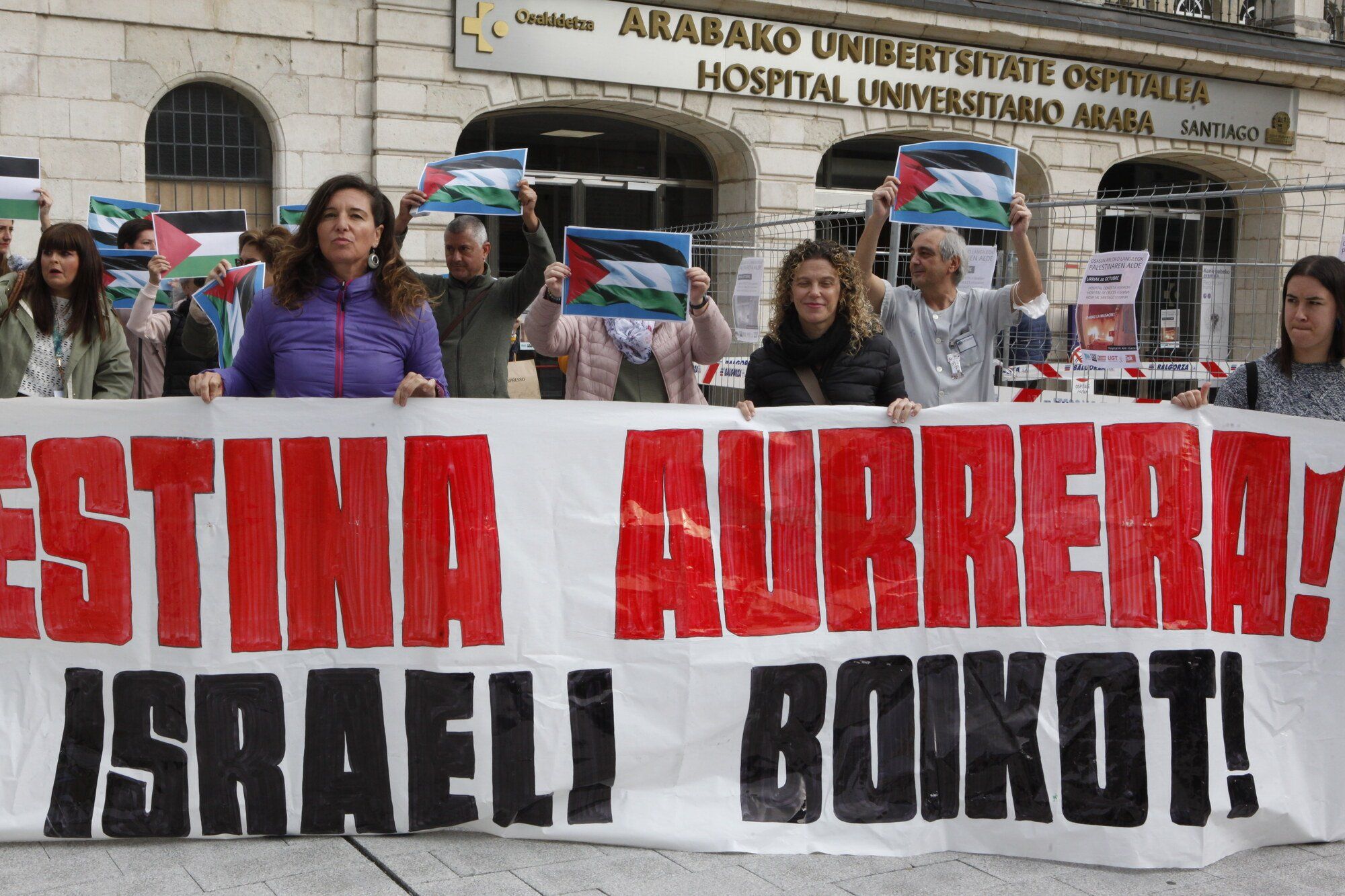 En imágenes: Trabajadoras de Osakidetza en Vitoria muestran su apoyo a Palestina