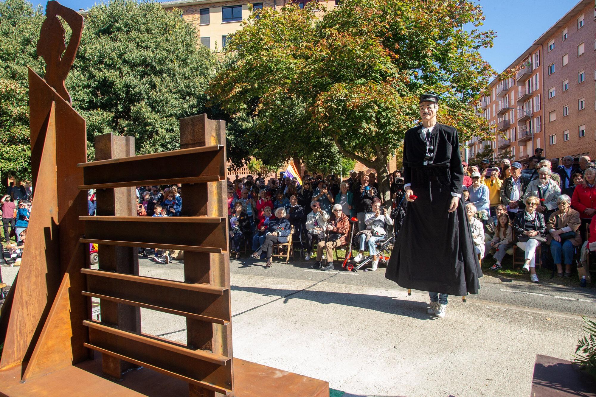 Inauguración del monumento en homenaje a las víctimas de la represión franquista en la Rochapea