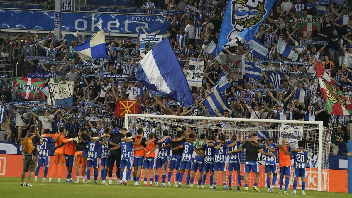 La plantilla celebra con los aficionados la victoria ante el Levante.