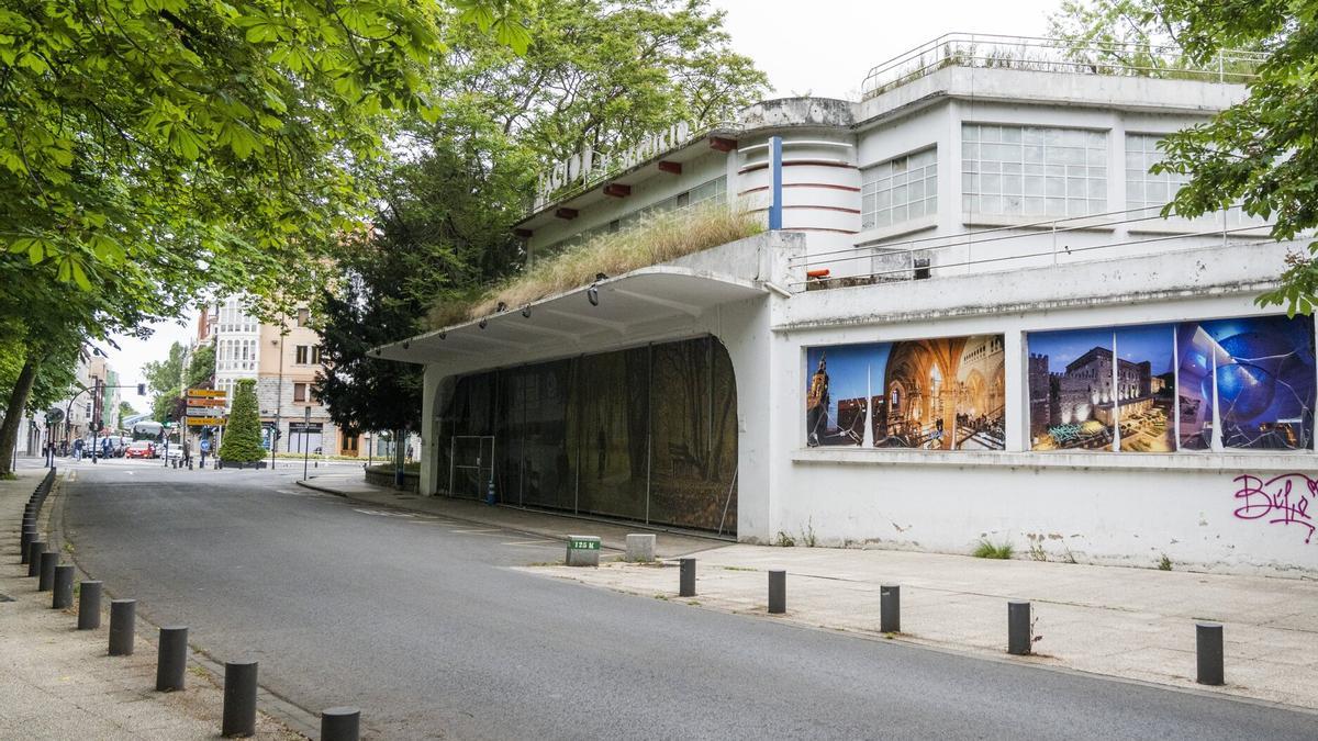 Edificio de la antigua gasolinera Goya en Cadena y Eleta.