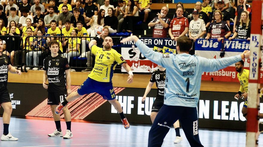 El Irudek Bidasoa Irun toca la gesta ante Flensburg con los dedos (32-33)