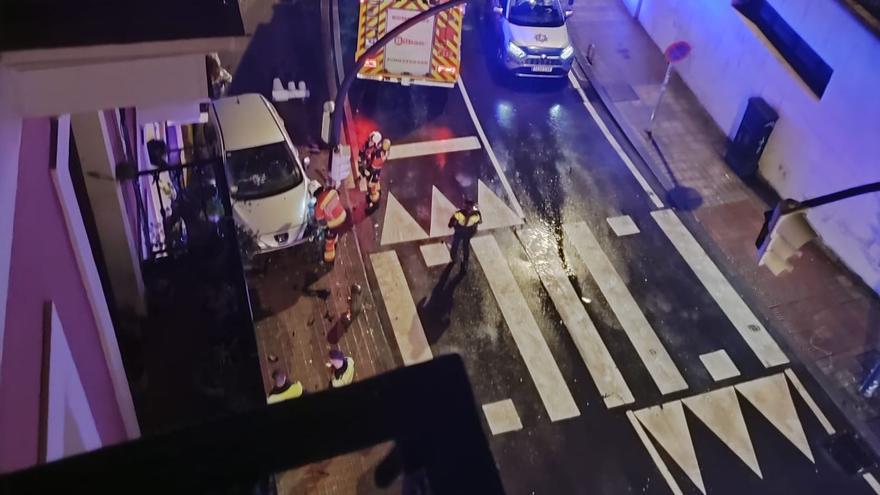 Un coche se empotra contra un semáforo tras chocar contra varios bolardos en Bilbao