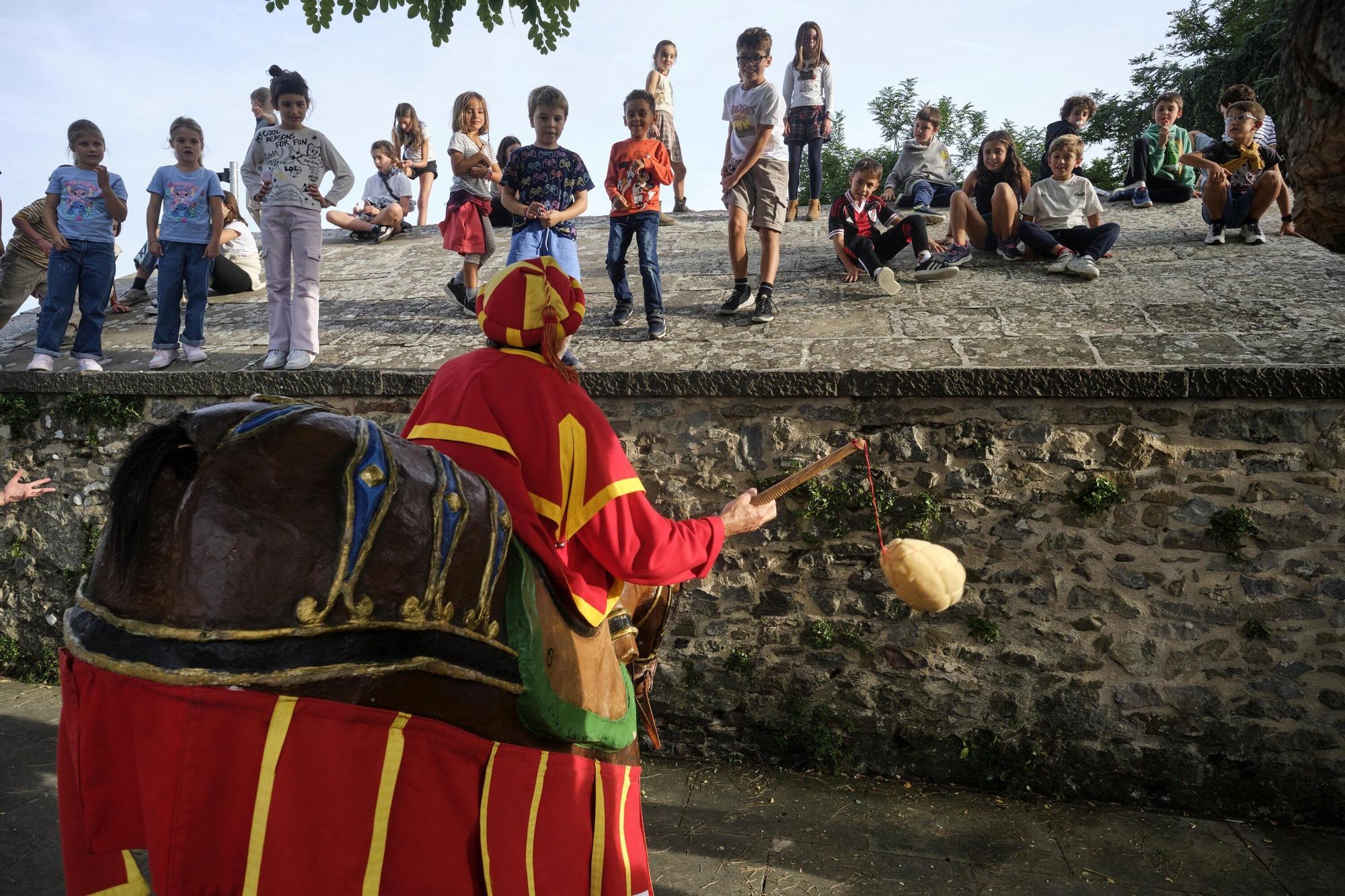 Comparsa de Gigantes y Cabezudos por San Fermín Txikito