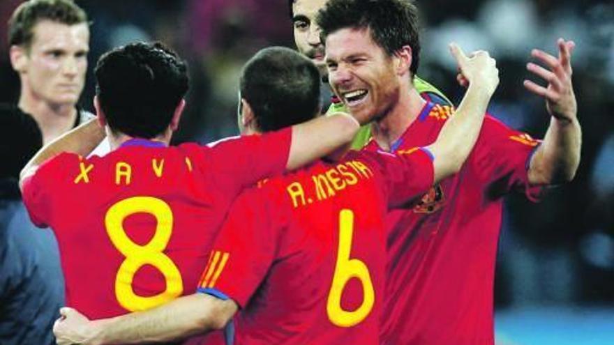 Xabi Alonso celebra con Xavi, Iniesta y Albiol el acceso a la final del Mundial, el pasado miércoles.