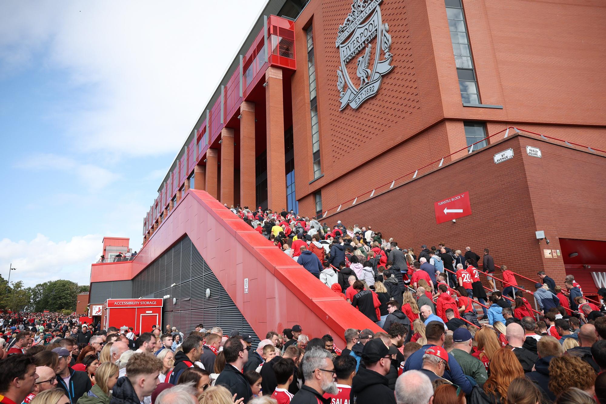 En imágenes: desalojo de la tribuna de Anfield
