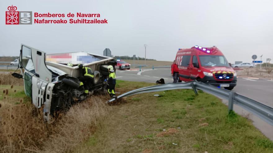 Herido leve tras el vuelco de un camión en Allo