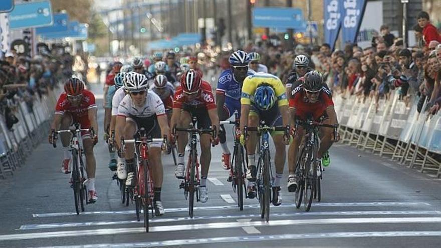 Felline se impone al sprint en Gasteiz y Matthews, segundo, sigue líder