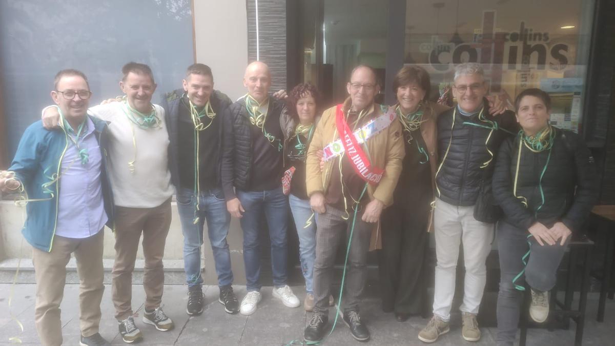 Miguel Bilbao, celebrando su jubilación con familiares y amigos