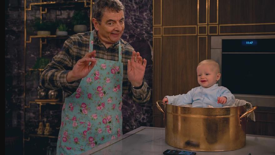 Rowan Atkinson y un bebé, juntos en una comedia navideña de Netflix