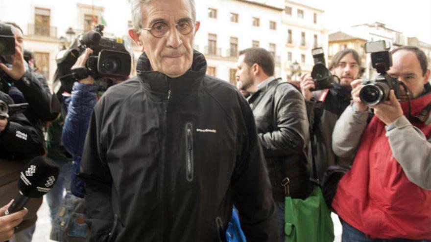 El padre Román, a su llegada a la sede de la Audiencia Provincial de Granada.