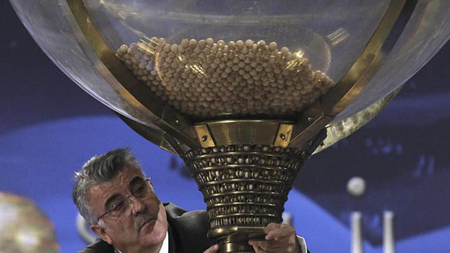 Las bolas de la tolva caen en el bombo, antes del inicio del Sorteo Extraordinario de Navidad.