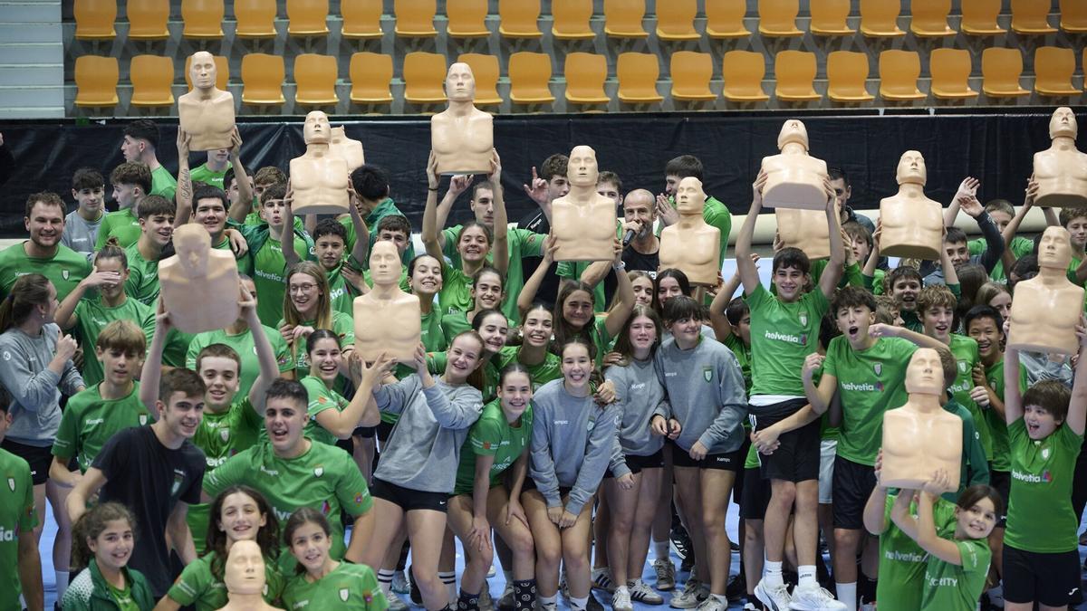 Canteranos y canteranas de balonmano de Anaitasuna con los muñecos con los que aprendieron la técnica de reanimación cardiopulmonar (RCP).
