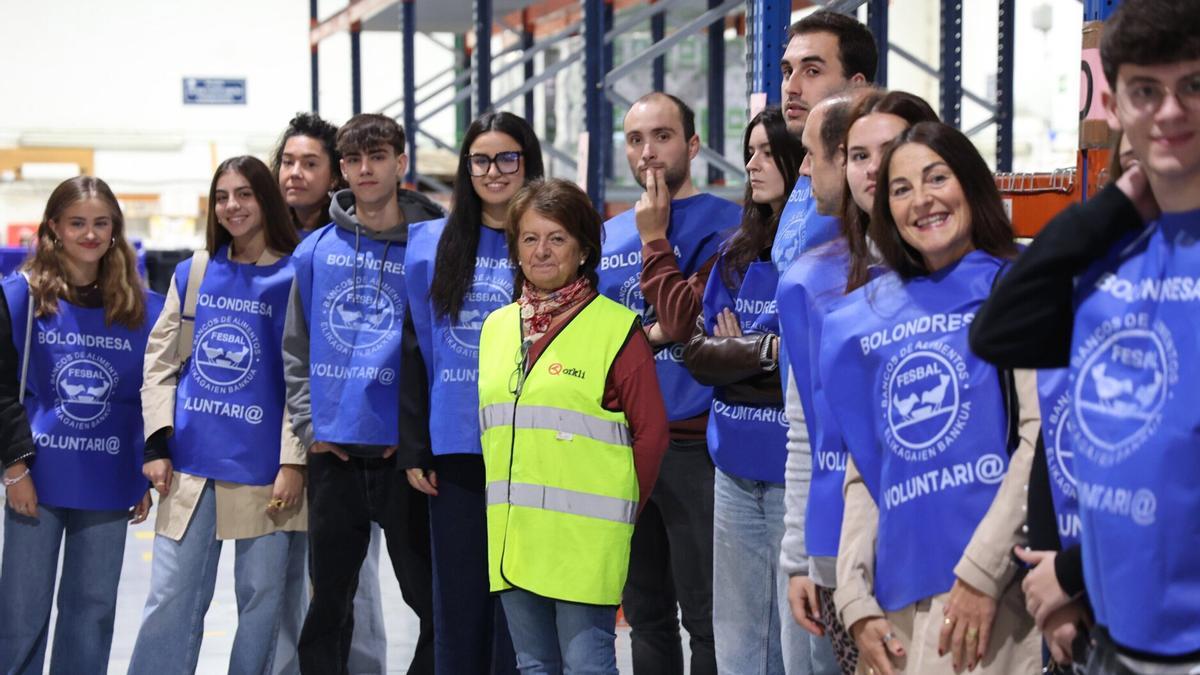 Alumnos de Mondragon Unibertsitatea, durante la visita al Banco de Alimentos.