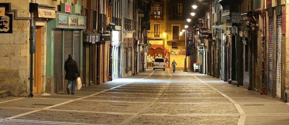 Imágenes de las calles del Casco Viejo de Pamplona con los bares cerrados a partir de las 10 de la noche