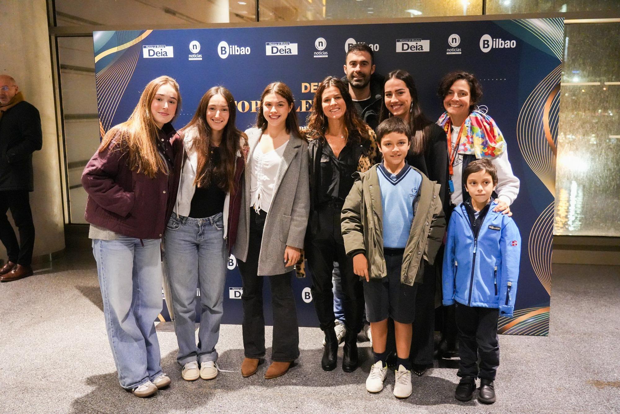 Natalia Monge rodeada de su familia y amigos que acudieron a la gala organizada por DEIA en el Palacio Euskaduna.