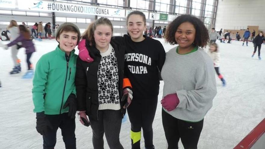 La pista de hielo durangarra se ha convertido en la alternativa lúdica más demandada en navidades.