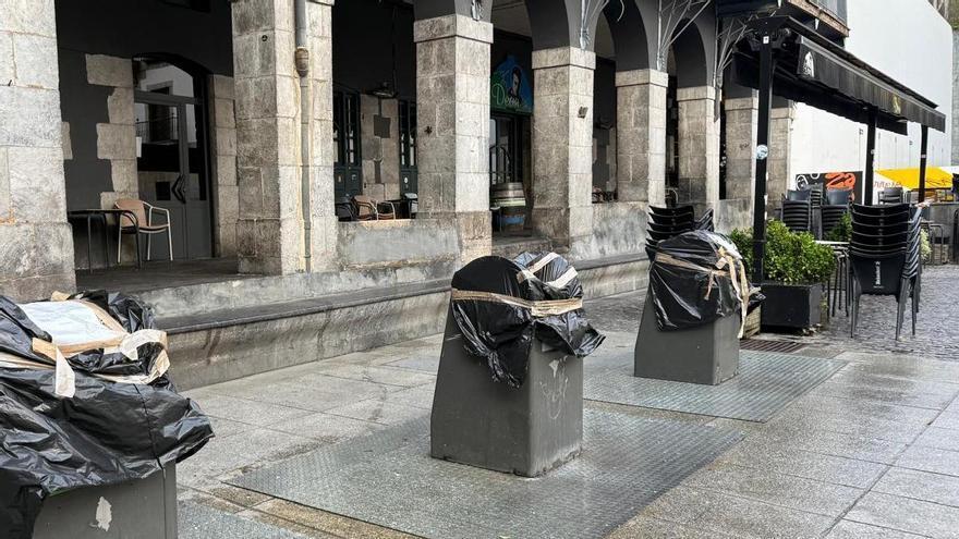 Retiran los contenedores soterrados de la Herriko Plaza de Azkoitia