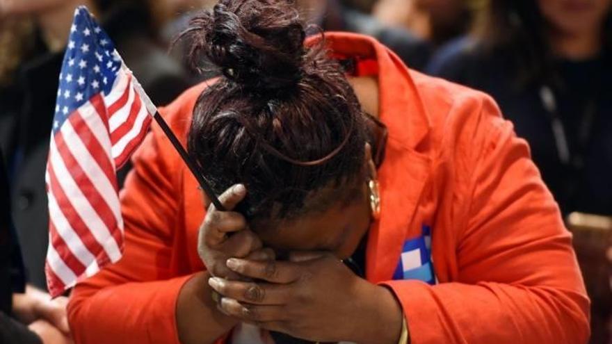 Una mujer de origen latino llora desconsolada tras conocer la victoria de Trump
