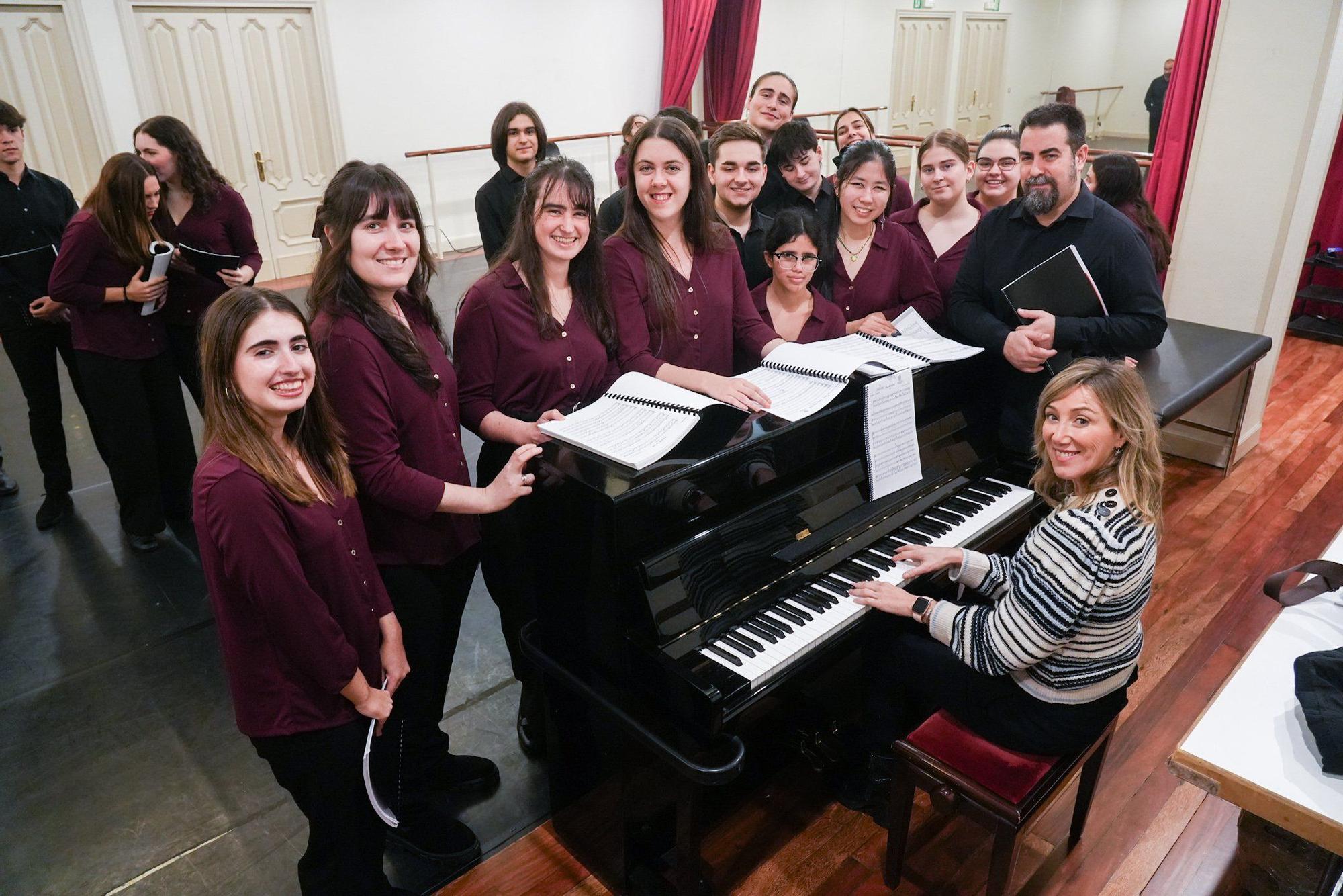 La profesora de canto, Marta Ubieta, y el director, Urko Sangroniz, poniendo a punto las voces de Euskeria Abesbatza en el Arriaga