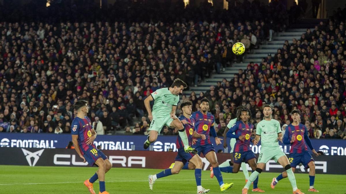 Dani Vivian, en un acción del partido del sábado en el Camp Nou donde no se habilitó un sector para aficionados del Athletic