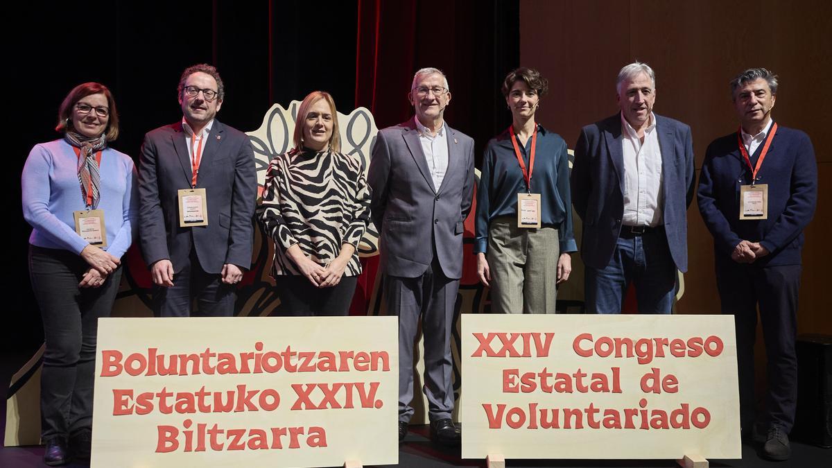 De izquierda a derecha: la directora general de Diversidad Familiar y Servicios Sociales del Ministerio de Derechos Sociales, Patricia Bezunartea; el director general de Presidencia, Gobierno Abierto y Relaciones con el Parlamento de Navarra, Joseba Asiain; la delegada del Gobierno en Navarra, Alicia Echeverría; el vicepresidente Taberna; la secretaria de Estado de Derechos Sociales, María Rosa Martínez; el alcalde de Pamplona, Joseba Asiron; y Saturnino Peña, de Plataforma de Voluntariado de España