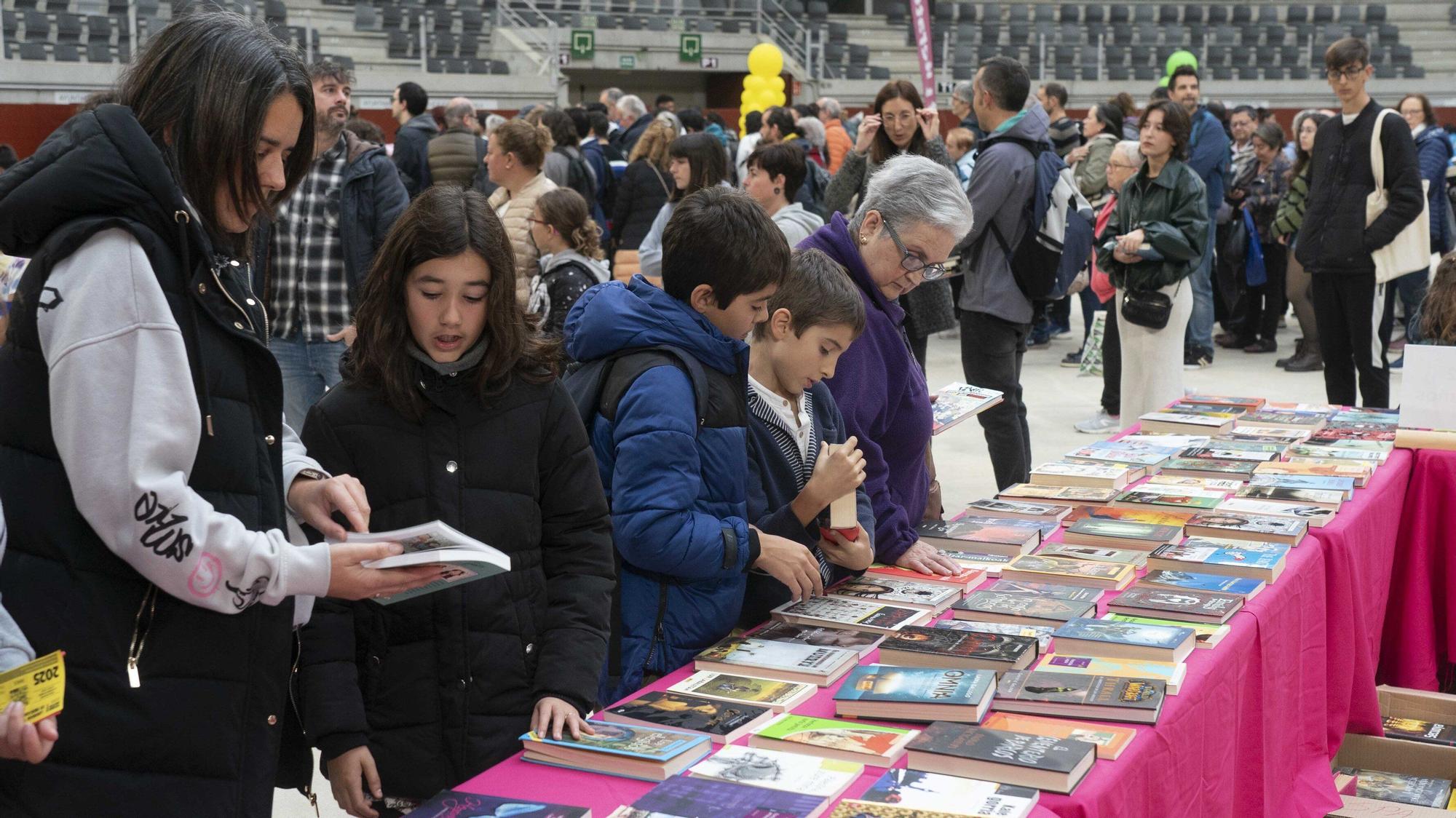 El Iradier, convertido en mercado de trueque de libros